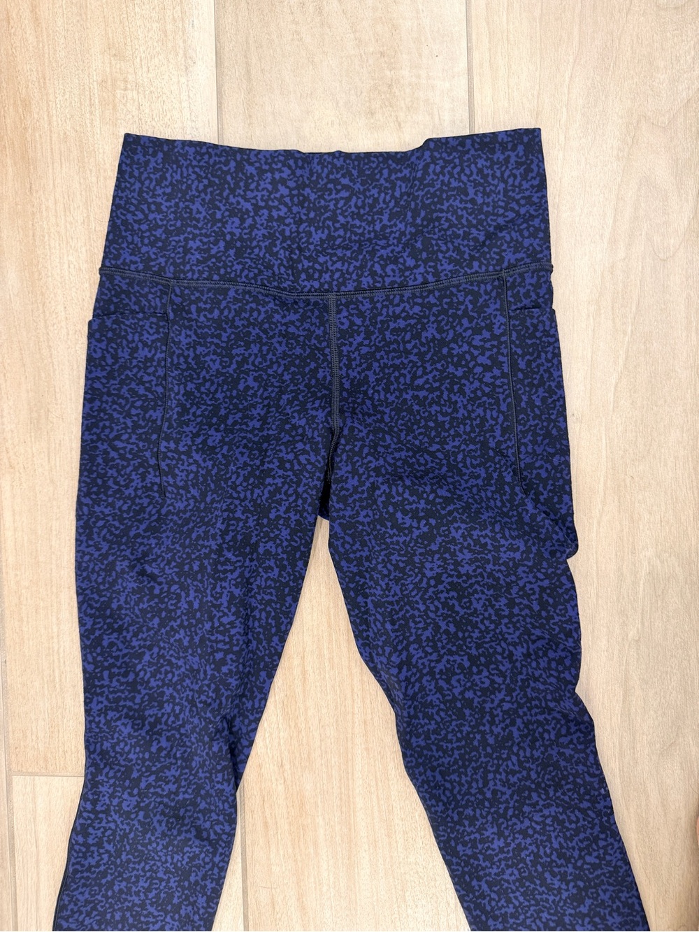 Athleta Black & Navy Salutation Stash Gravel Pocket Tight Size Medium